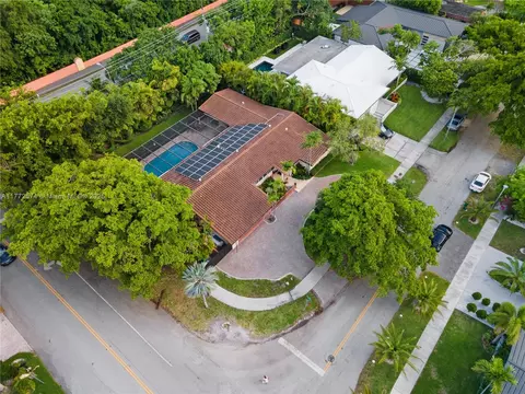 305 E Shore Dr E, Miami, FL 33133 photo 1