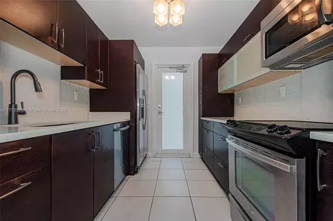 1030 9th St #203, Miami Beach, FL 33139