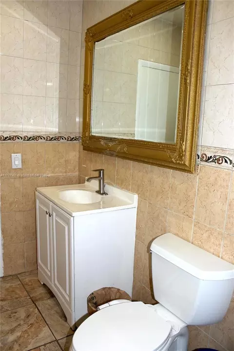 Bath - 685 SE 9th Ave, Hialeah, FL 33010 photo 2 of 3