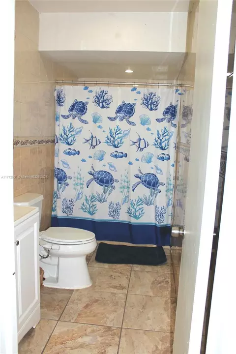 Bath - 685 SE 9th Ave, Hialeah, FL 33010 photo 1 of 3