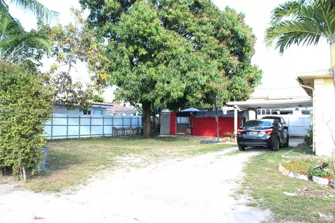 Exterior - 685 SE 9th Ave, Hialeah, FL 33010 photo 1 of 2