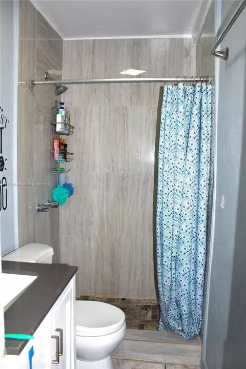 Bath - 685 SE 9th Ave, Hialeah, FL 33010 photo 3 of 3