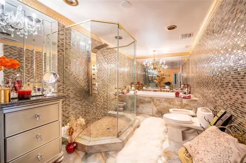 Bath - 85 NW 165th St, Miami, FL 33169 photo 3 of 4
