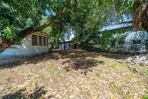 Exterior - 85 NW 165th St, Miami, FL 33169 photo 6 of 8