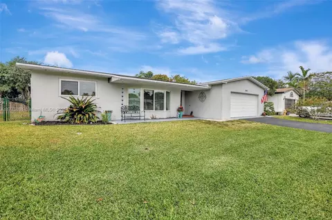 9460 NW 3rd St, Pembroke Pines, FL 33024