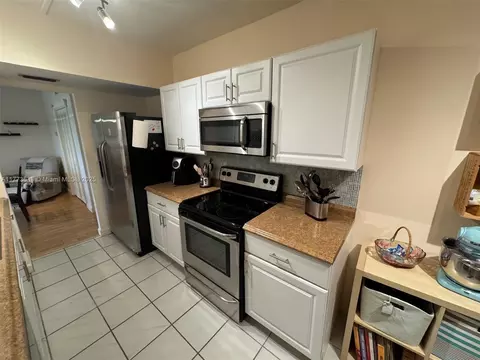 4330 Hillcrest Dr #304, Hollywood, FL 33021