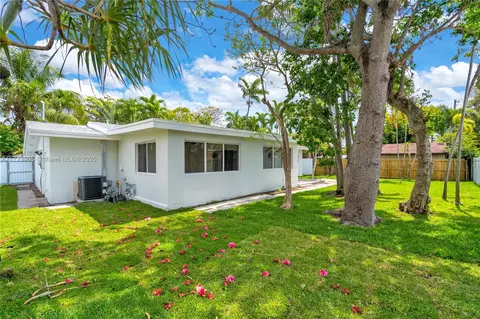 Exterior - 5354 W 9th Ave, Hialeah, FL 33012 photo 7 of 8