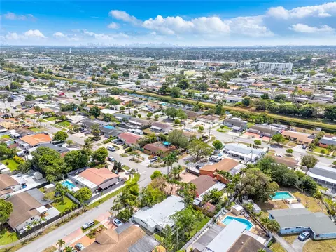 View/Area - 5354 W 9th Ave, Hialeah, FL 33012 photo 6 of 12