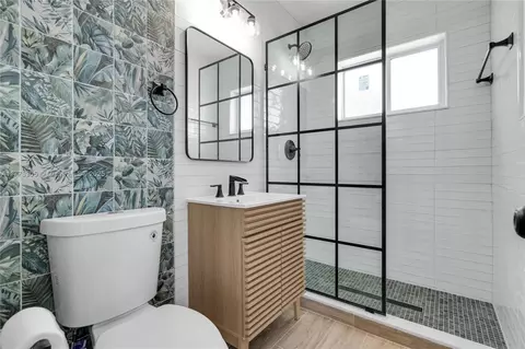 Bath - 5354 W 9th Ave, Hialeah, FL 33012 photo 1 of 3