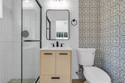 Bath - 5354 W 9th Ave, Hialeah, FL 33012 photo 2 of 3