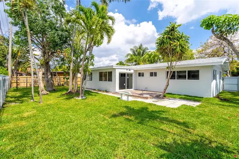 Exterior - 5354 W 9th Ave, Hialeah, FL 33012 photo 6 of 8
