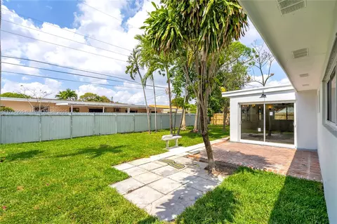 Exterior - 5354 W 9th Ave, Hialeah, FL 33012 photo 5 of 8