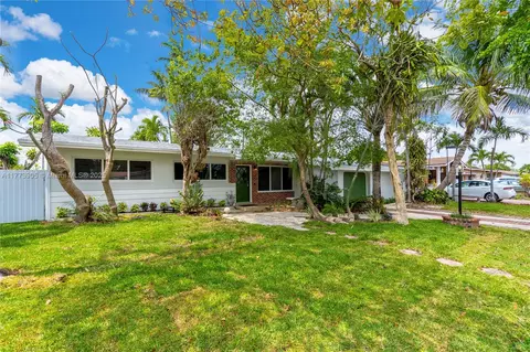 Exterior - 5354 W 9th Ave, Hialeah, FL 33012 photo 2 of 8