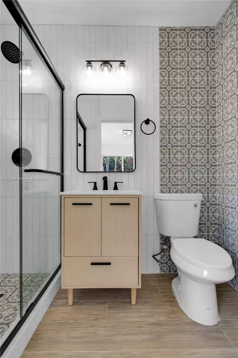 Bath - 5354 W 9th Ave, Hialeah, FL 33012 photo 3 of 3