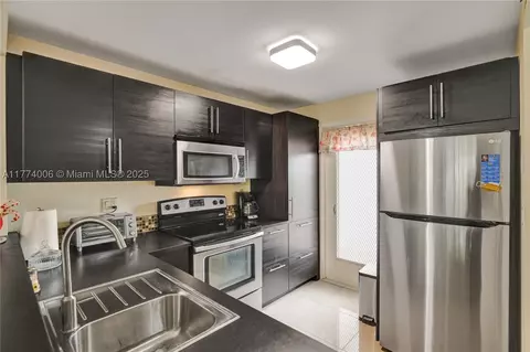 1100 Hillcrest Ct #205, Hollywood, FL 33021