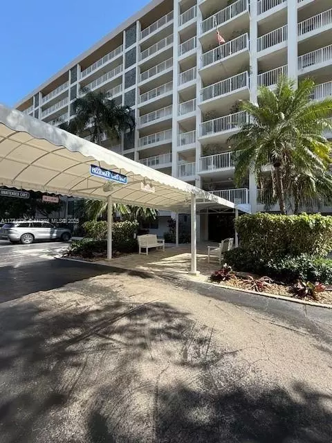 3520 Oaks Way #107, Pompano Beach, FL 33069