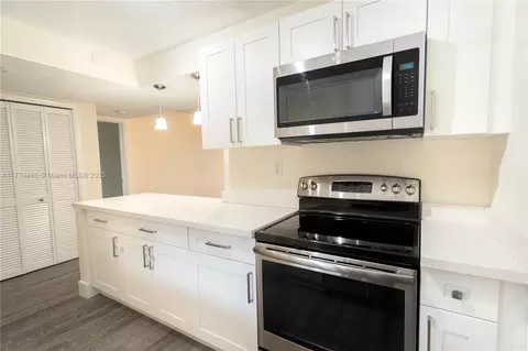 185 Lakeview Dr #102, Weston, FL 33326