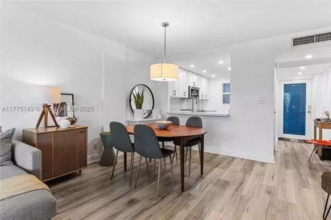 121 Royal Park Dr #1E, Oakland Park, FL 33309