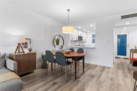 121 Royal Park Dr #1E, Oakland Park, FL 33309