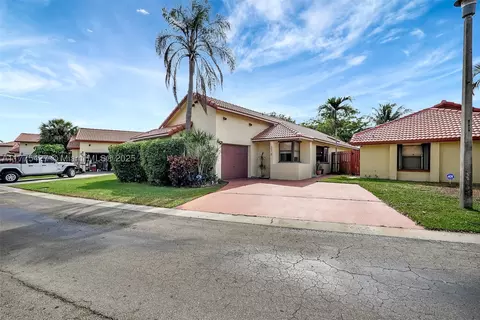 270 SW 113th Ter, Pembroke Pines, FL 33025
