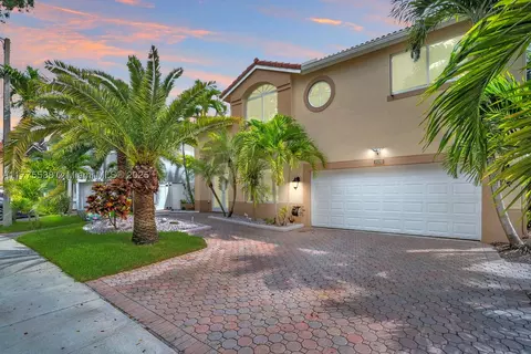 11210 Rockinghorse Rd, Hollywood, FL 33026