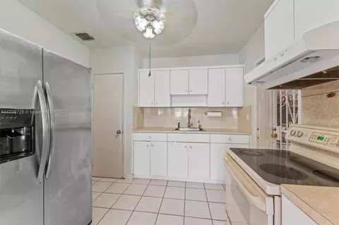 810 West Dr, Opa Locka, FL 33054 photo 10