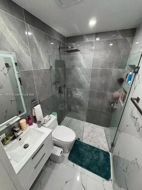 Bath - 653 SE 8th Pl, Hialeah, FL 33010 photo 3 of 3
