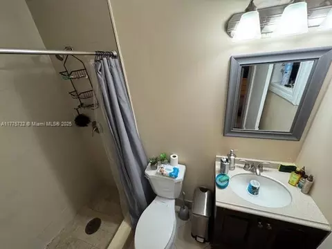 Bath - 653 SE 8th Pl, Hialeah, FL 33010 photo 2 of 3