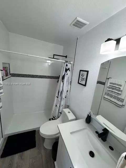 Bath - 653 SE 8th Pl, Hialeah, FL 33010 photo 1 of 3