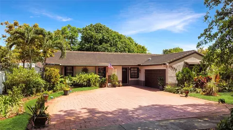 19653 NW 62nd Pl, Hialeah, FL 33015
