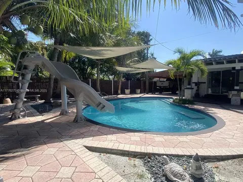 Exterior - 291 Cir Dr, Hialeah, FL 33010 photo 13 of 15
