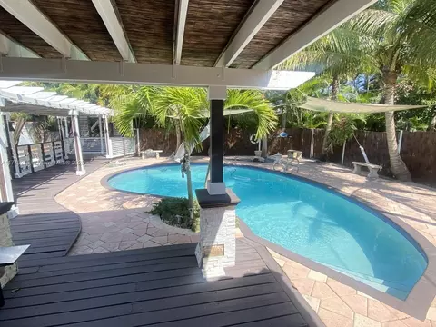 Exterior - 291 Cir Dr, Hialeah, FL 33010 photo 6 of 15