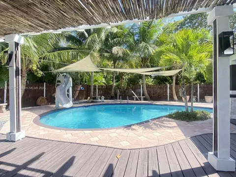 Exterior - 291 Cir Dr, Hialeah, FL 33010 photo 14 of 15