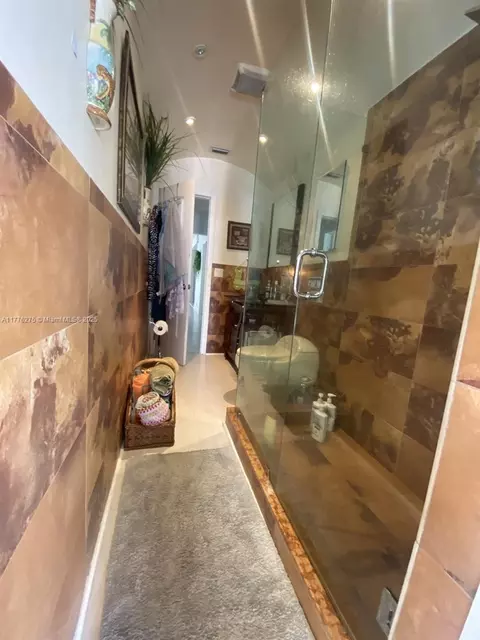 Bath - 291 Cir Dr, Hialeah, FL 33010 photo 2 of 4