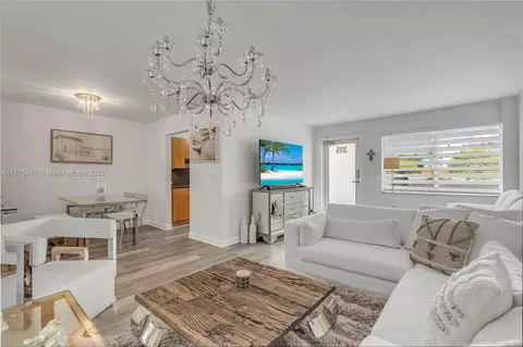 1030 9th St #305, Miami Beach, FL 33139
