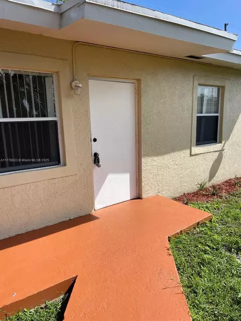 2431 S Plunkett St, Hollywood, FL 33020