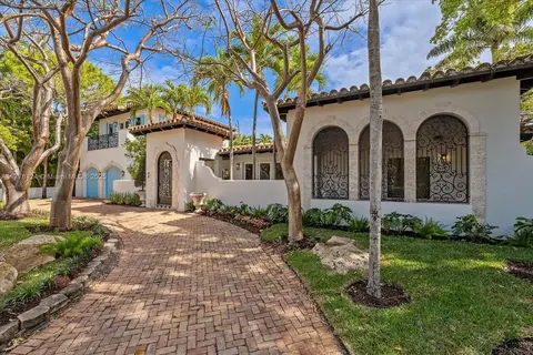 Exterior - 551 S Mashta Dr, Key Biscayne, FL 33149 photo 1 of 15