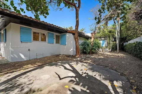 Exterior - 551 S Mashta Dr, Key Biscayne, FL 33149 photo 8 of 15