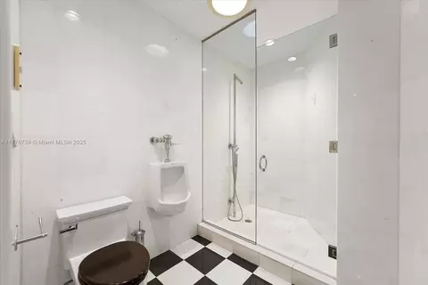 Bath - 551 S Mashta Dr, Key Biscayne, FL 33149 photo 6 of 9