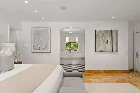 Bedroom - 551 S Mashta Dr, Key Biscayne, FL 33149 photo 5 of 10