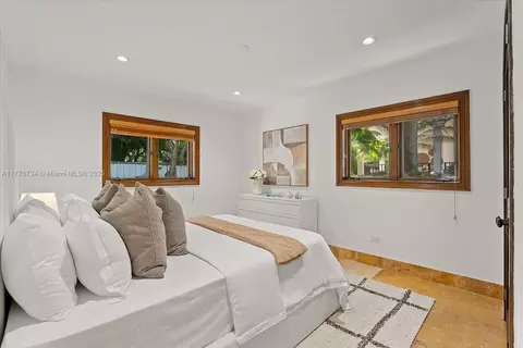 Bedroom - 551 S Mashta Dr, Key Biscayne, FL 33149 photo 7 of 10