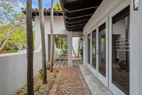 Exterior - 551 S Mashta Dr, Key Biscayne, FL 33149 photo 10 of 15