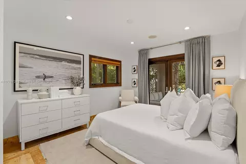 Bedroom - 551 S Mashta Dr, Key Biscayne, FL 33149 photo 9 of 10