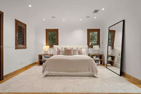 Bedroom - 551 S Mashta Dr, Key Biscayne, FL 33149 photo 2 of 10