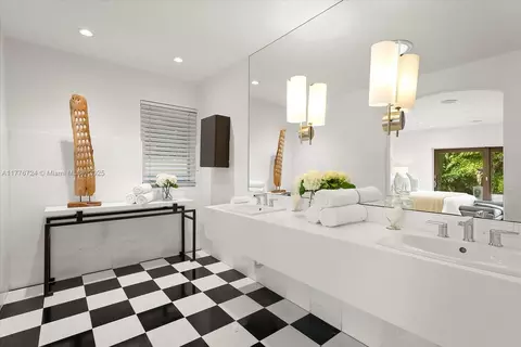 Bath - 551 S Mashta Dr, Key Biscayne, FL 33149 photo 5 of 9
