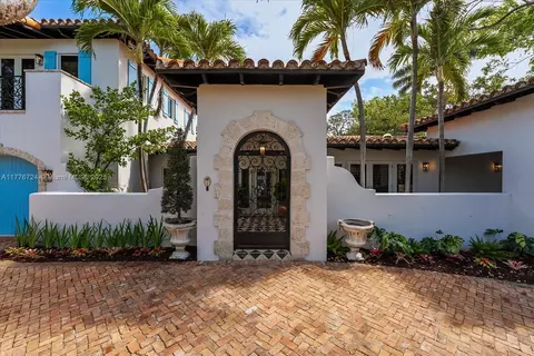 Exterior - 551 S Mashta Dr, Key Biscayne, FL 33149 photo 3 of 15