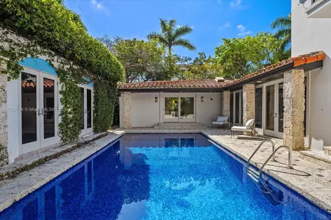 Exterior - 551 S Mashta Dr, Key Biscayne, FL 33149 photo 6 of 15