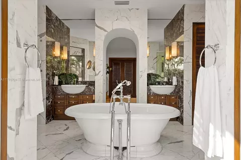 Bath - 551 S Mashta Dr, Key Biscayne, FL 33149 photo 3 of 9