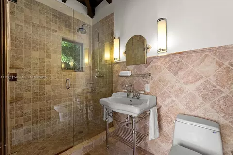 Bath - 551 S Mashta Dr, Key Biscayne, FL 33149 photo 9 of 9