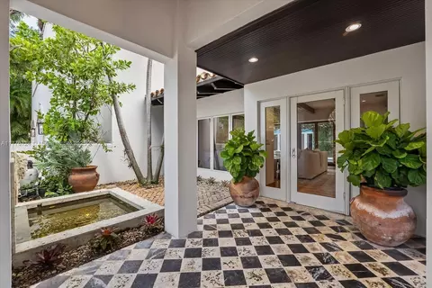 Exterior - 551 S Mashta Dr, Key Biscayne, FL 33149 photo 11 of 15